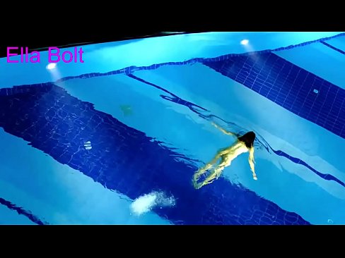 ❤️ म हेर्न रोक्न सक्दिन, जवान गोरा ELLA BOLT रिसोर्ट पूलमा नग्न पौडी खेल्दै समातियो ❌ हामी मा ❌️❤