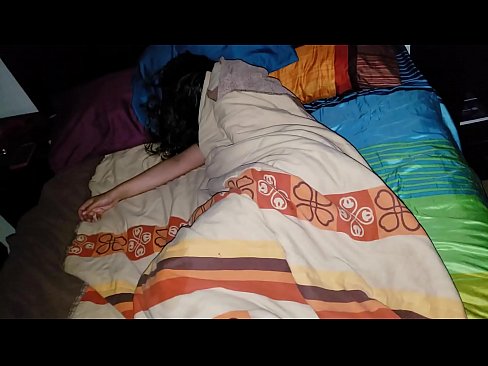 ❤️ सौतेनी आमा सुतेको बेला आफ्नी जवान सौतेनी आमालाई पिट्दै। ❌ हामी मा ❌️❤